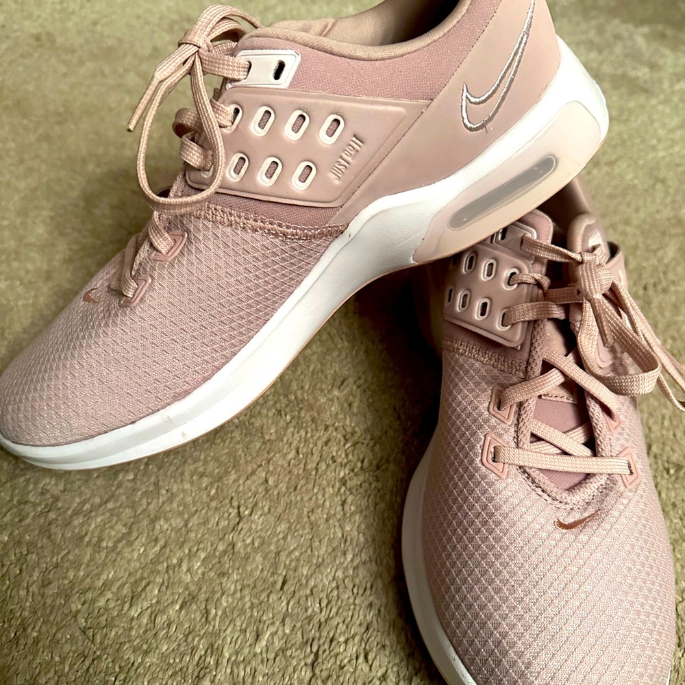 Nike women’s pink size 9 tennis shoes